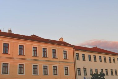 Kentsel mimari sırasında altın saat. Gün batımı saat