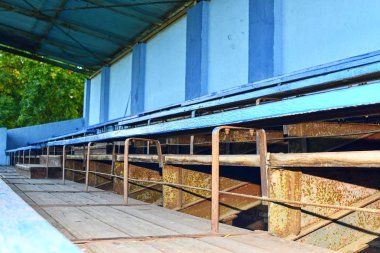 Eski tribün koltuk. Vintage sesi. Eski mavi ahşap tribün Stadyumu