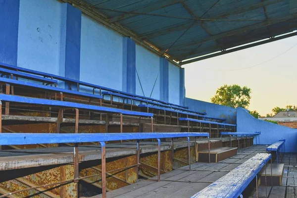 Viejos asientos de la tribuna. Un tono vintage. Antiguo estadio de gradas de madera azul — Foto de Stock