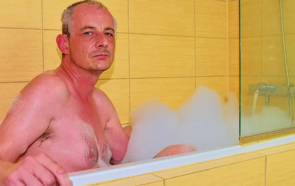 Mann Badet Mann Mittleren Alters Entspannt Der Badewanne Voller Schaum — Stockfoto