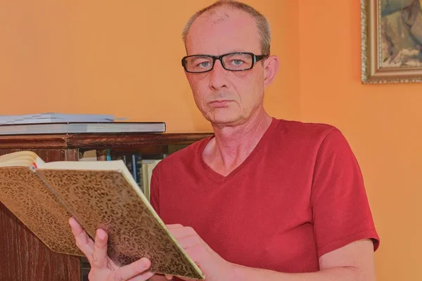 Retrato Homem Meia Idade Homem Está Lendo Livro Sala Estar — Fotografia de Stock