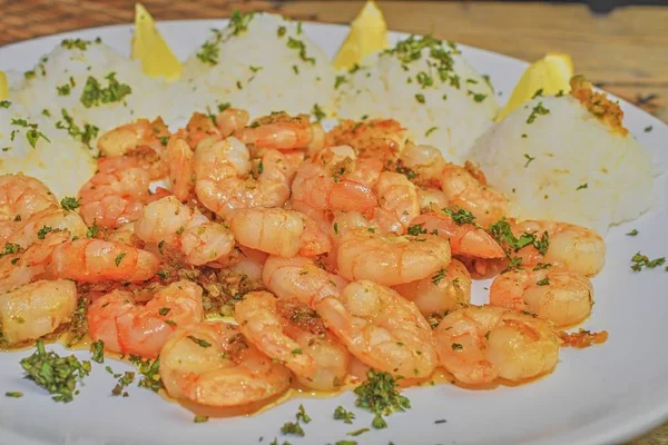 Crevettes Grillées Riz Cuit Avec Des Tranches Citron Basilic Haché — Photo