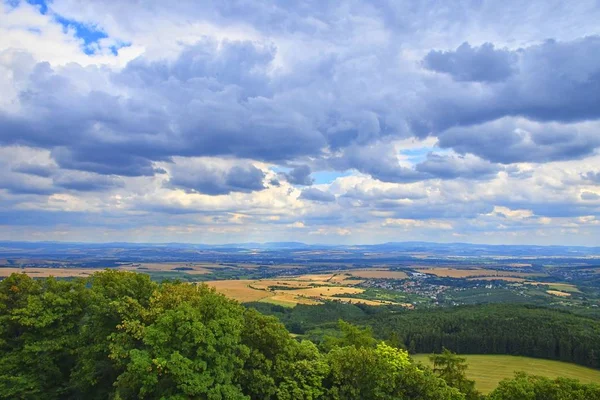 Buchlov 城で白カルパティア山脈 チェコ共和国の眺め — ストック写真