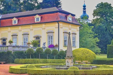 Barok Buchlovice castle, Moravia, Çek Cumhuriyeti, güzel bahçe göster