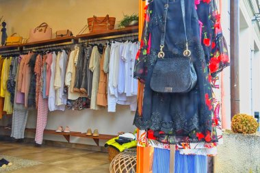 Moda giysiler bir butik mağazası. Modern dükkanı butikten Askı Giyim. Seçici odak.