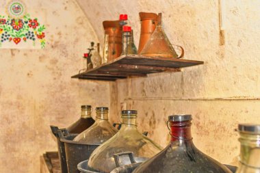 Moravian şarap mahzeninde şarap damacanalar. Tam bir şarap. Şarap mahzeninde jimmyjohns. 