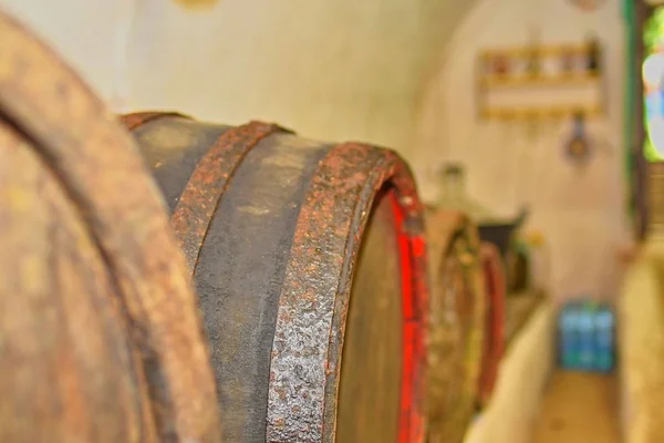 Bodega con barricas de madera. Vinos fermentados en barricas de madera clásicas. Bodega típica de Moravia, Moravia del Sur, República Checa, Europa —  Fotos de Stock