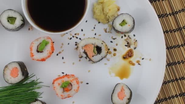 Sushi seti, Japon yemekleri. Suşi rulo. Sushi Menüsü. Düz tasarım üstten görünüm. — Stok video
