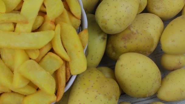 Patatas fritas caseras horneadas sobre tabla de madera blanca. Vista superior. Vista plana — Vídeo de stock