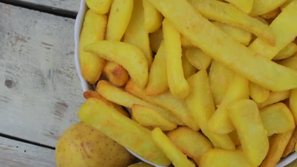 Patatas fritas caseras horneadas sobre tabla de madera blanca. Vista superior. Vista plana — Vídeo de stock