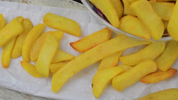 Hausgemachte gebackene Kartoffelfrites auf weißem Holzbrett. Ansicht von oben. flache Sicht — Stockvideo