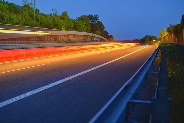 在黄昏的高速公路与光小径 高交通道路与汽车光足迹 — 图库照片