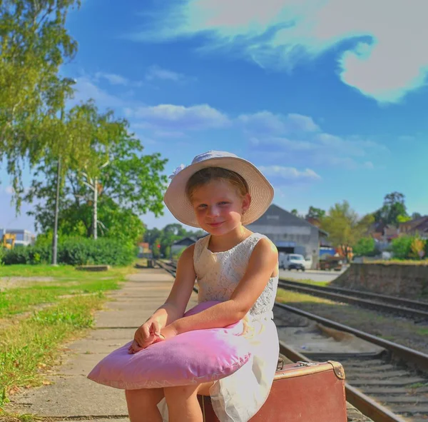 Adorabile Bambina Una Stazione Ferroviaria Attesa Del Treno Con Valigia — Foto Stock