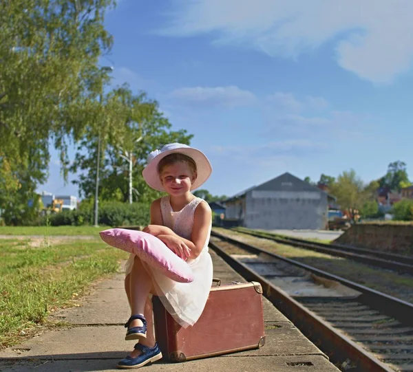 Menina Adorável Uma Estação Ferroviária Esperando Trem Com Mala Vintage — Fotografia de Stock