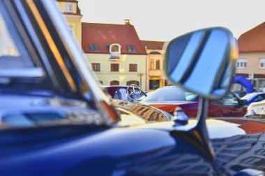 Hustopece, Çek Cumhuriyeti - 29 Eylül 2018: mavi bir eski model araba Mercedes Benz logosu. Mercedes-Benz Alman otomobil üreticisidir. Marka lüks otomobiller, otobüsler, antrenörler ve kamyonlar için kullanılır. 