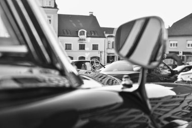 Hustopece, Çek Cumhuriyeti - 29 Eylül 2018: Mercedes Benz logo eski model bir araba. Mercedes-Benz Alman otomobil üreticisidir. Marka lüks otomobiller, otobüsler, antrenörler ve kamyonlar için kullanılır. Siyah Beyaz filtre eklendi.