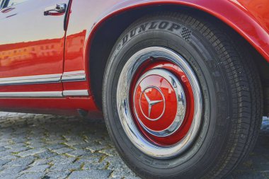 Mercedes Benz logo eski model araba tekerlek üzerinde. Lastik Dunlop logosu. Mercedes-Benz Alman otomobil üreticisidir. Marka lüks otomobiller, otobüsler, antrenörler ve kamyonlar için kullanılır. 