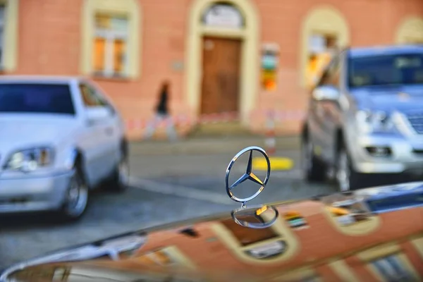 Logo de Mercedes Benz en un coche moderno. Mercedes-Benz es un fabricante de automóviles alemán. La marca se utiliza para automóviles de lujo, autobuses, autocares y camiones . — Foto de Stock