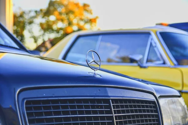 Logotipo Mercedes Benz em um carro moderno. Mercedes-Benz é um fabricante de automóveis alemão. A marca é usada para automóveis de luxo, ônibus, ônibus e caminhões . — Fotografia de Stock