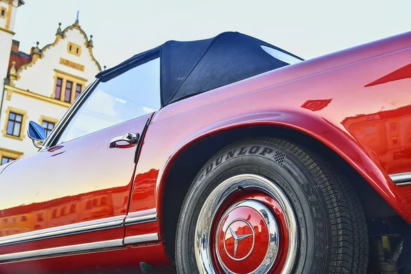 Mercedes benz logo auf einem Oldtimerrad. Dunlop-Logo auf Reifen. mercedes-benz ist ein deutscher Automobilhersteller. Die Marke wird für Luxusautos, Busse, Reisebusse und LKW verwendet. — Stockfoto
