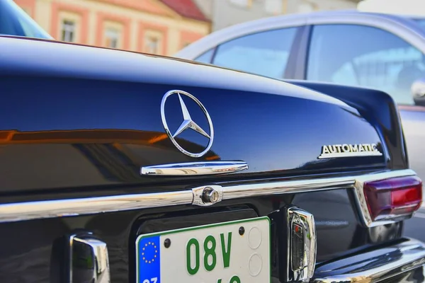 Siyah bir eski model araba Mercedes Benz logosu. Yakın çekim. Mercedes-Benz Alman otomobil üreticisidir. Marka lüks otomobiller, otobüsler, antrenörler ve kamyonlar için kullanılır. — Stok fotoğraf
