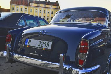 Hustopece, Çek Cumhuriyeti - 29 Eylül 2018: siyah bir eski model araba Mercedes Benz logosu. Mercedes-Benz Alman otomobil üreticisidir. Marka lüks otomobiller, otobüsler, antrenörler ve kamyonlar için kullanılır. AB plakasını. 