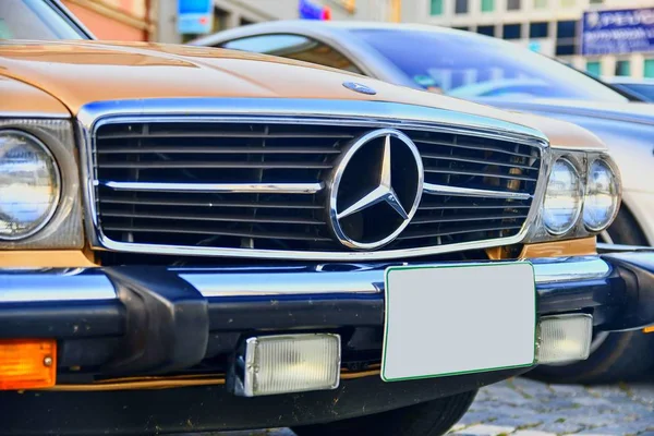 Logo de Mercedes Benz en un coche vintage beige. Mercedes-Benz es un fabricante de automóviles alemán. La marca se utiliza para automóviles de lujo, autobuses, autocares y camiones . — Foto de Stock