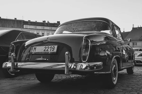 Mercedes benz logo auf einem schwarzen Oldtimer. mercedes-benz ist ein deutscher Automobilhersteller. Die Marke wird für Luxusautos, Busse, Reisebusse und Lastkraftwagen verwendet. Schwarz-Weiß-Filter. — Stockfoto