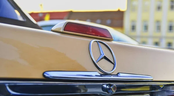 Hustopece República Checa Setembro 2018 Logotipo Mercedes Benz Carro Bege — Fotografia de Stock