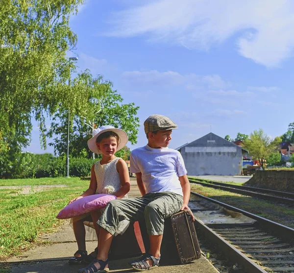 Urocze Małe Dzieci Stację Kolejową Czekając Pociąg Rocznika Walizki Koncepcja — Zdjęcie stockowe