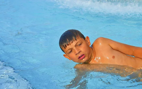 Ragazzino Nella Piscina Pubblica Ritratto Bambino Nella Piscina Giornata Estiva — Foto Stock