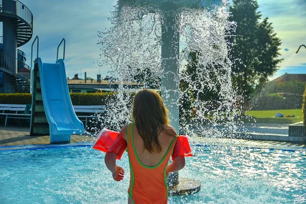 Lycklig Liten Flicka Njuter Sommardag Poolen Sommaren Och Glada Sortchilhood — Stockfoto