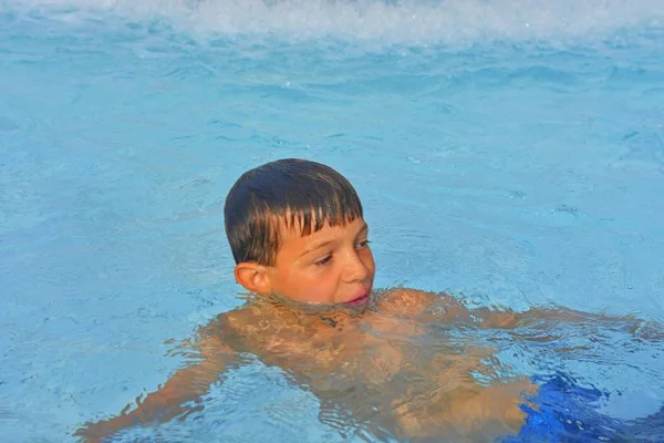 Estate Attività Nuoto Bambini Felici Piscina Ragazzo Carino Nel Parco — Foto Stock