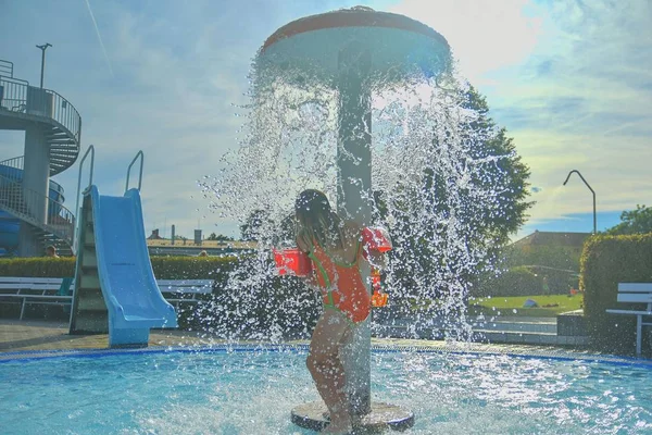 수영장에서 소녀입니다 귀여운 소녀는 파크에서 샤워를 가져가 스프링 스프레이 여름와 — 스톡 사진
