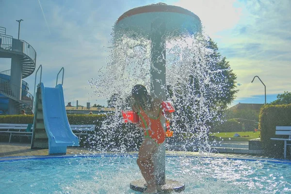 Niña Pequeña Piscina Linda Chica Tomar Ducha Parque Acuático Chica —  Fotos de Stock