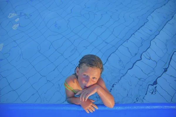 公共のスイミング プールでかわいい女の子 スイミング プールでかわいい女の子の肖像画 晴れた夏の日 夏と幸せ Chilhood コピー スペース — ストック写真