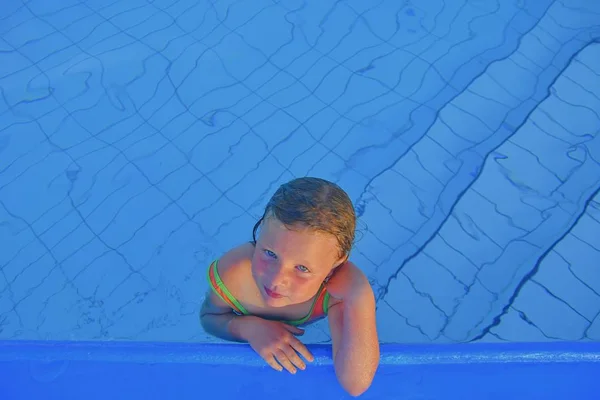 Ortak Yüzme Havuzunda Sevimli Küçük Kız Yüzme Havuzunda Küçük Şirin — Stok fotoğraf
