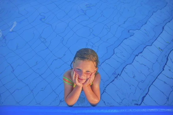 Nettes Kleines Mädchen Öffentlichen Schwimmbad Porträt Eines Kleinen Süßen Mädchens — Stockfoto