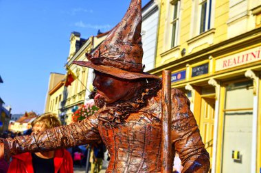 Hustopece, Çek Cumhuriyeti - 7 Ekim 2018: yaşam cadı heykeli. Canlı büyücü kadın heykeli