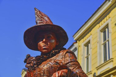 Hustopece, Çek Cumhuriyeti - 7 Ekim 2018: yaşam cadı heykeli. Büyücü kadın canlı heykeli. Canlı heykel sokak sanatçı.