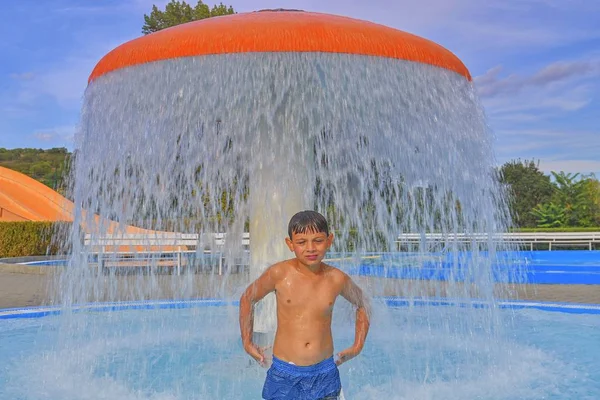 Kleiner Junge Kleinen Schwimmbad Junge Beim Duschen Wasserpark Junge Steht — Stockfoto