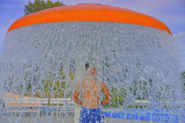 Niño Feliz Disfrutando Del Día Verano Piscina Niño Pie Bajo — Foto de Stock