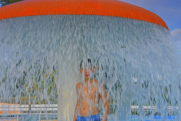 수영장에서 즐기는 스프링 스프레이 여름와 Chilhood — 스톡 사진