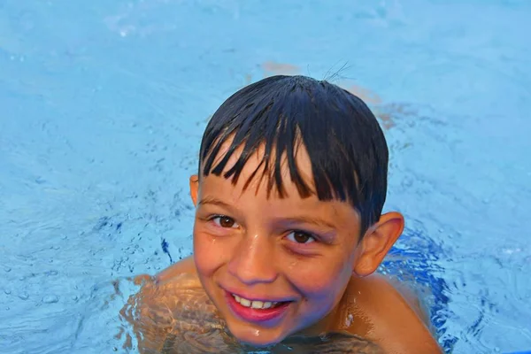 Ragazzino Carino Nella Piscina Pubblica Ritratto Bambino Carino Piscina Giornata — Foto Stock