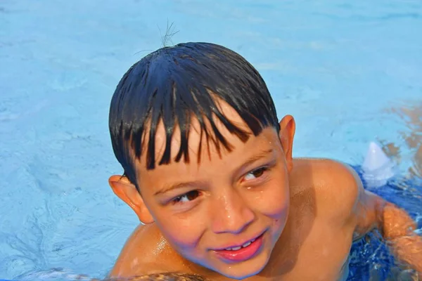 Netter Kleiner Junge Schwimmbad Einem Sommertag Sommer Und Glückliche Kindheit — Stockfoto