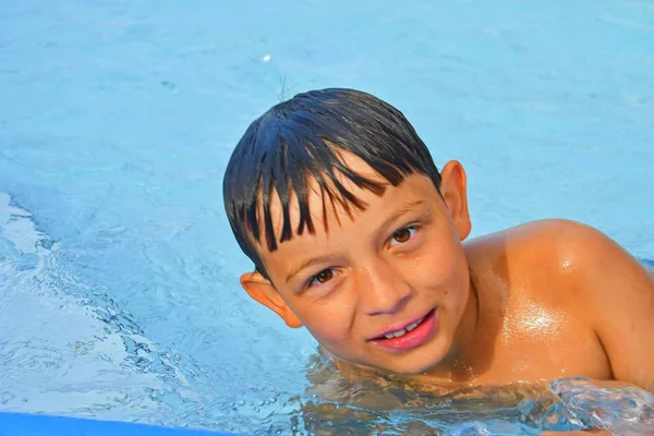 Milý Chlapeček Plaveckém Bazénu Letním Dni Léto Šťastné Dětství Koncepce — Stock fotografie