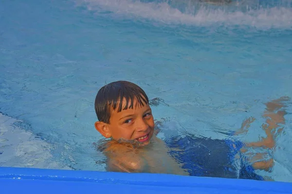 Roztomilý Chlapeček Veřejného Bazénu Portrét Roztomilý Chlapeček Bazénu Letní Slunečný — Stock fotografie
