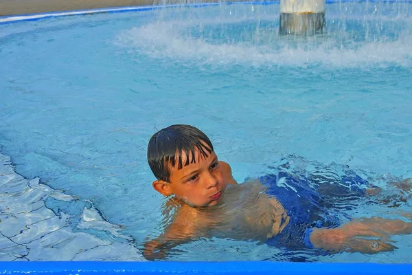 수영장에서 귀여운 수영장에서 귀여운 소년의 초상화 화창한 날입니다 여름와 Chilhood — 스톡 사진