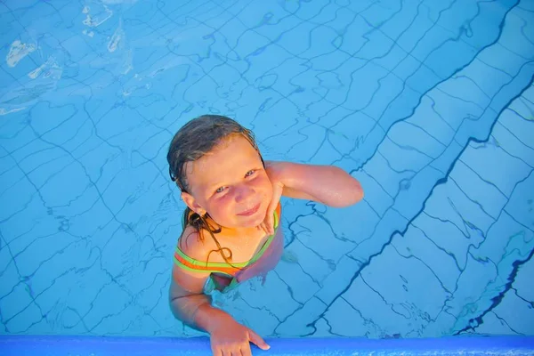 スイミング プールでかわいい女の子 スイミング プールでかわいい女の子の肖像画 晴れた夏の日 夏と幸せ Chilhood コピー スペース — ストック写真