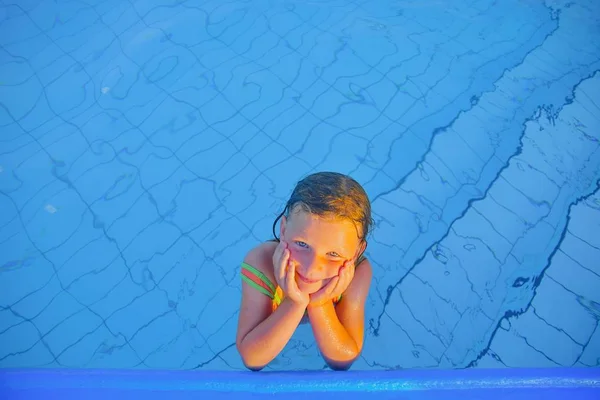수영장에서 귀여운 수영장에서 귀여운 여자의 초상화 화창한 날입니다 Chilhood 개념입니다 — 스톡 사진